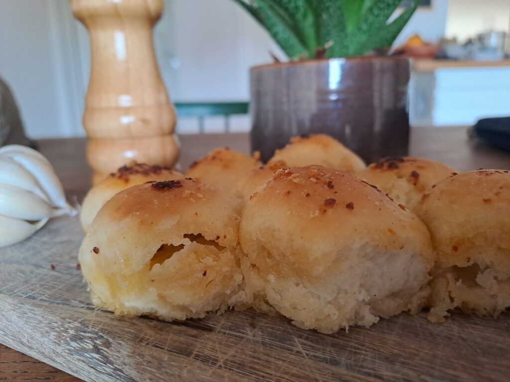 Pull-apart-cheeseballs with garlic-butter