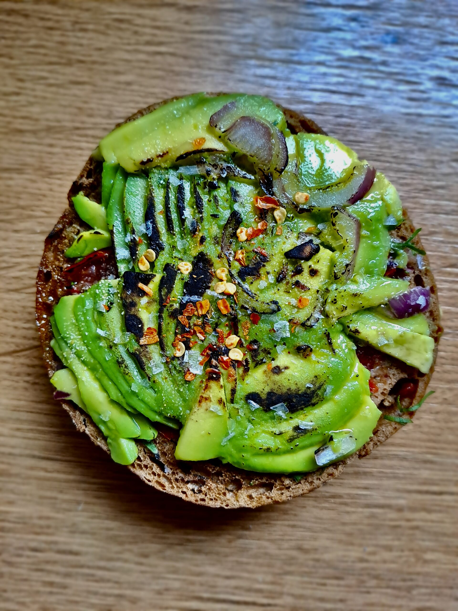 Flamed avocado on potatoebread