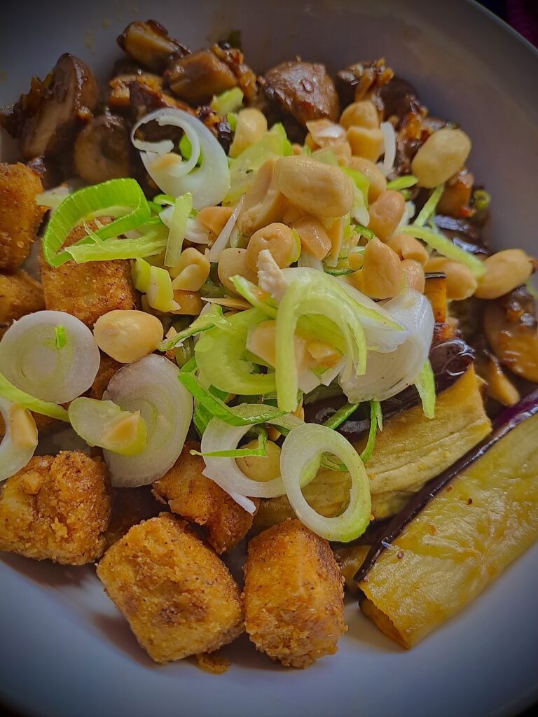 Rice with crispy tofu, mushrooms, aubergines, peanuts and spring onions