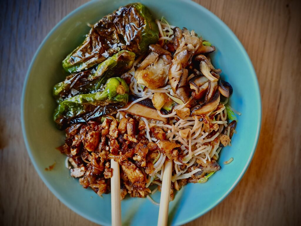 Noodles, peppers, mushrooms and soy sauce